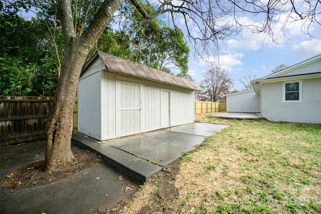 8624 Sharonbrook Drive, Charlotte, NC 28210