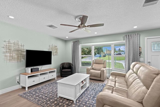 2890 SE 1st Court, Boynton Beach, FL 33435