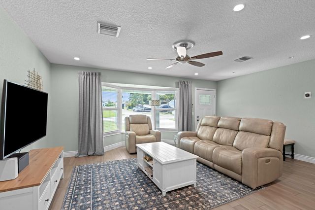 2890 SE 1st Court, Boynton Beach, FL 33435