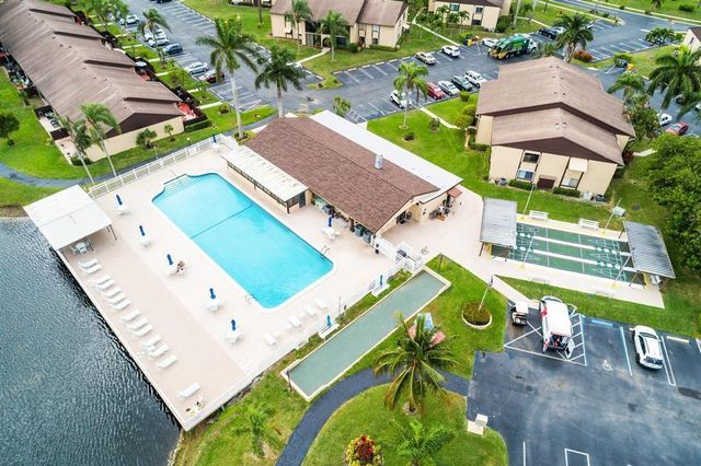 444 Pine Glen Lane D-1, Greenacres, FL 33463
