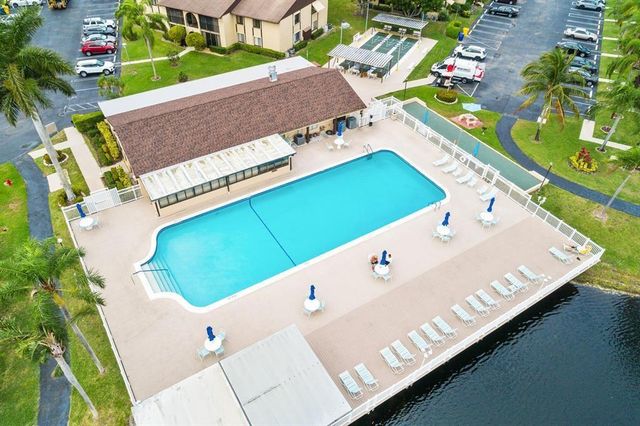 444 Pine Glen Lane D-1, Greenacres, FL 33463