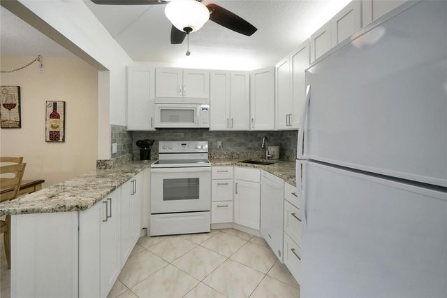 444 Pine Glen Lane D-1, Greenacres, FL 33463