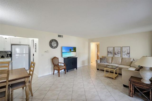 444 Pine Glen Lane D-1, Greenacres, FL 33463