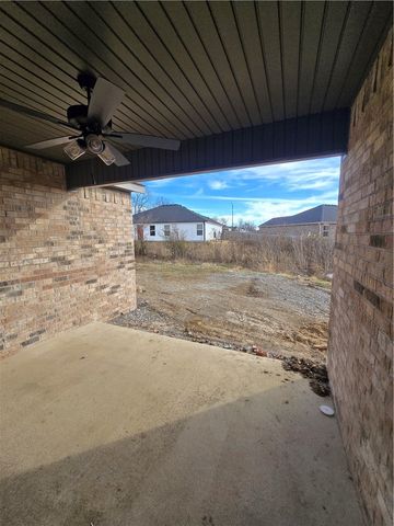 402 Cattleman Lane, Siloam Springs, AR 72761