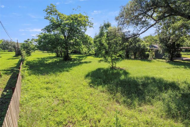 633 Uhland RD, San Marcos, TX 78666