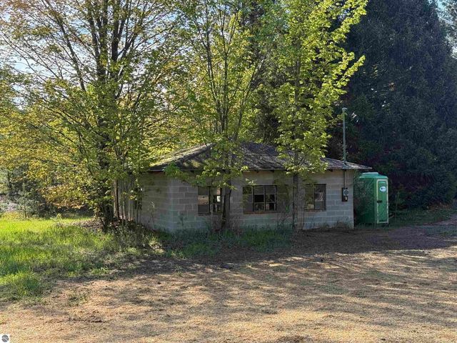 1007 E Solaris Way, Maple City, MI 49664