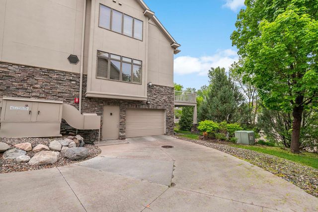 337 Willoughby Way W, Minnetonka, MN 55305