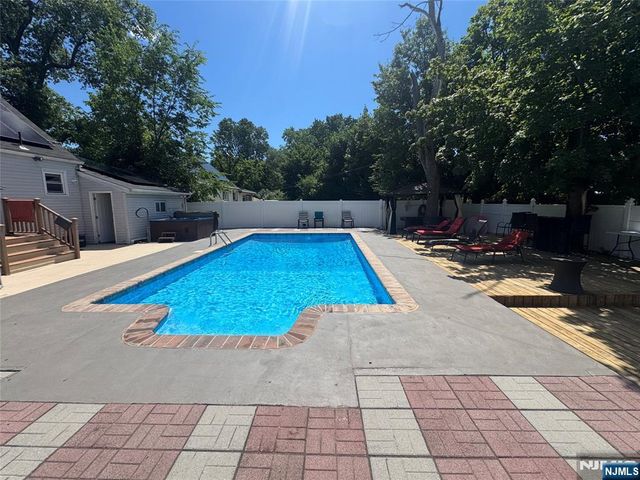 9 Wallace Lane, Woodland Park, NJ 07424