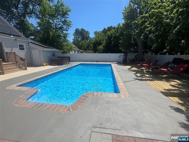 9 Wallace Lane, Woodland Park, NJ 07424