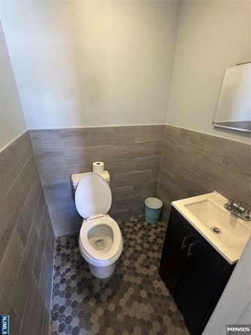 9 Wallace Lane, Woodland Park, NJ 07424