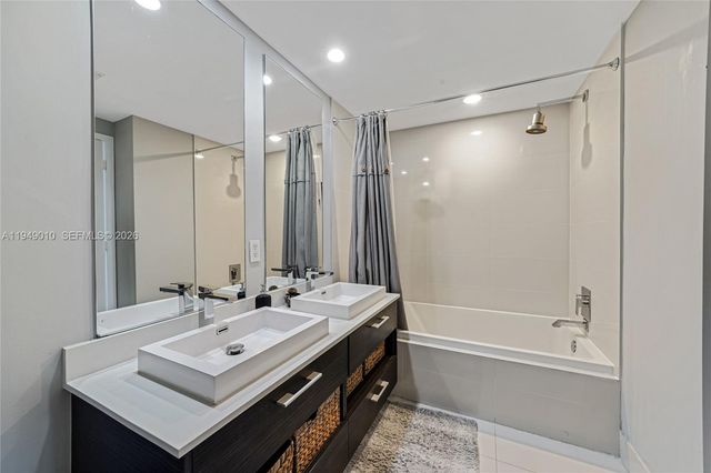 45 SW 9th St 3405, Miami, FL 33130