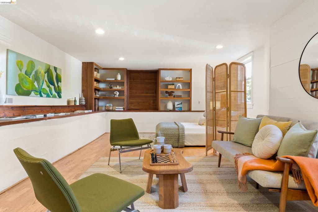 Image 25 of property listing at 248 Mather St, Oakland, CA 94611