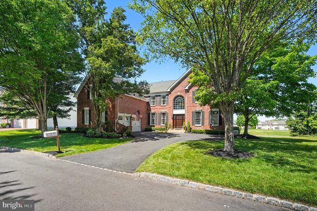 221 HAZELTINE CIR, Blue Bell, PA 19422
