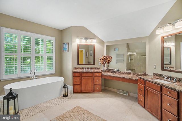 221 HAZELTINE CIR, Blue Bell, PA 19422