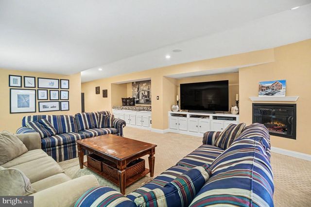 221 HAZELTINE CIR, Blue Bell, PA 19422