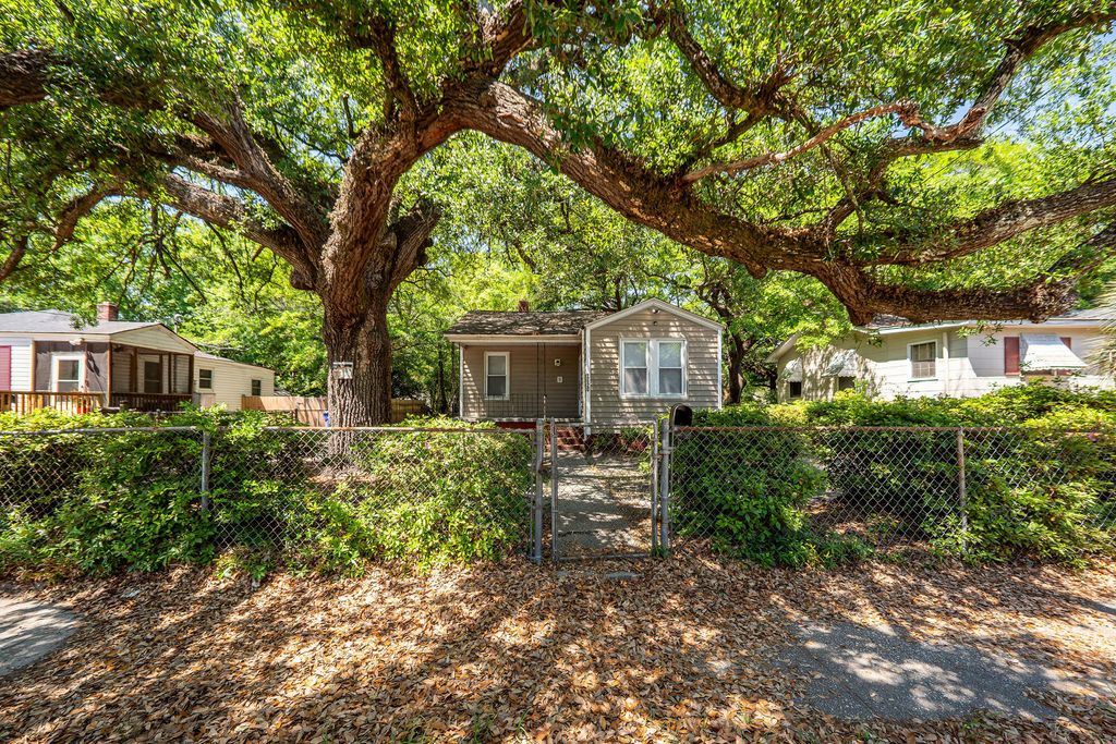 2620 Woodlawn Avenue, North Charleston, SC 29405