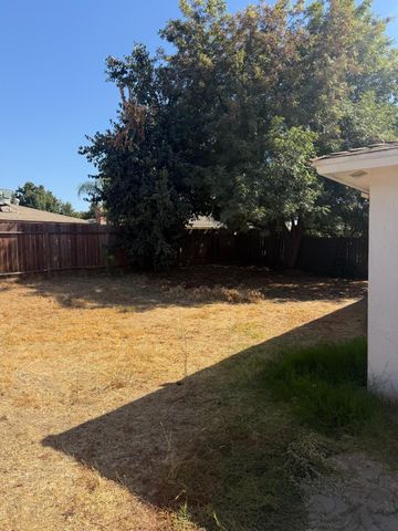 4686 N Kavanagh Avenue, Fresno, CA 93705