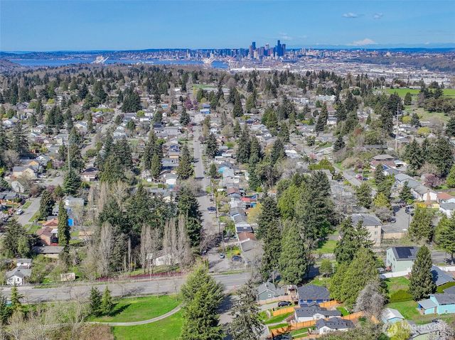 1023 SW Roxbury Street, Seattle, WA 98106