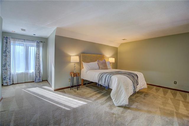 236 SW Raintree Drive, Lee's Summit, MO 64082