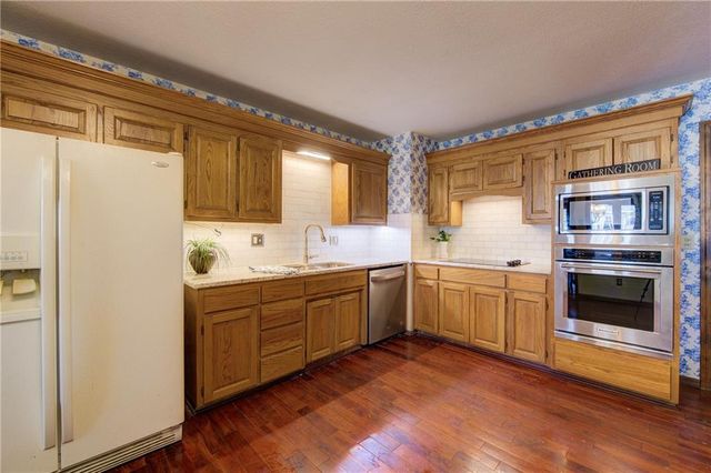 236 SW Raintree Drive, Lee's Summit, MO 64082