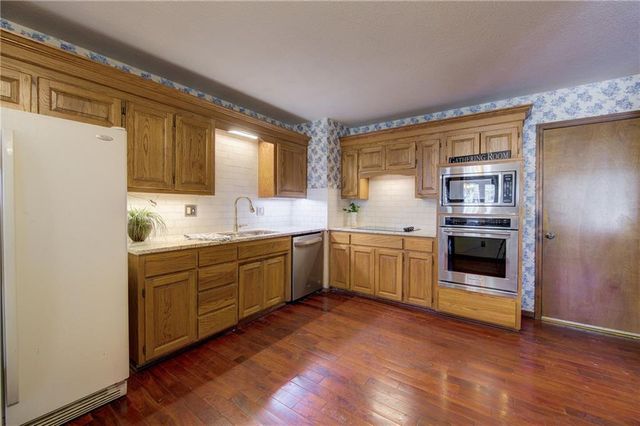 236 SW Raintree Drive, Lee's Summit, MO 64082