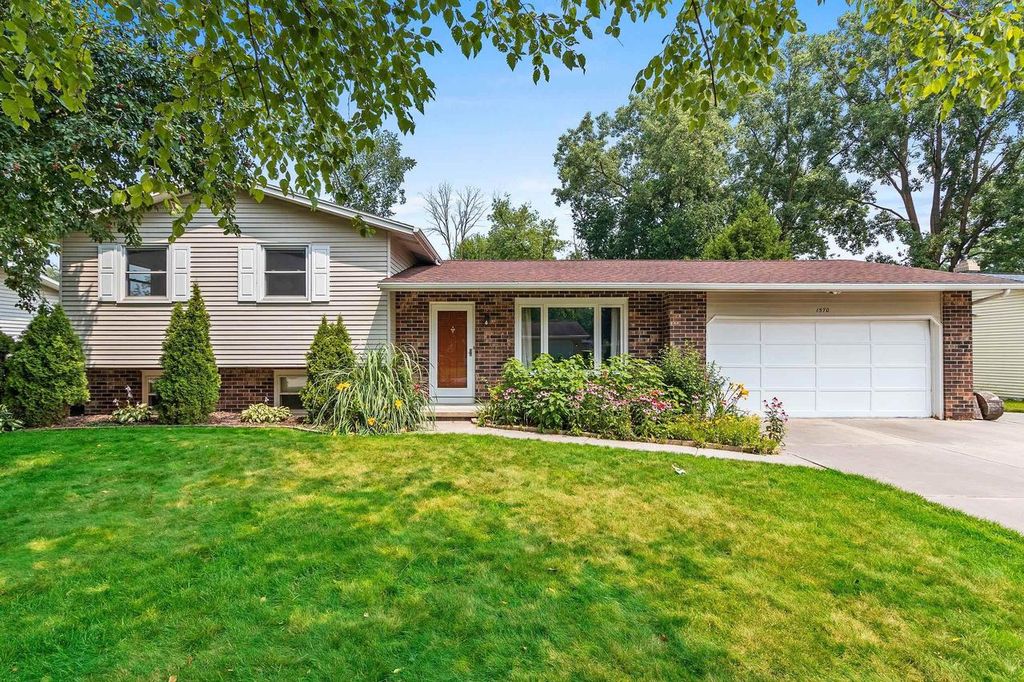 1570 BIRCHWOOD DRIVE, Green Bay, WI 54304