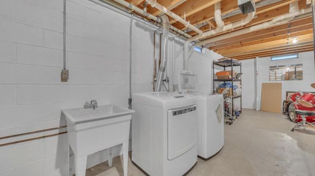 1723 Hilltop DRIVE, Sheboygan, WI 53081