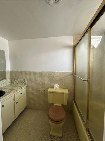 19001 NE 14th Avenue 121, Miami, FL 33179