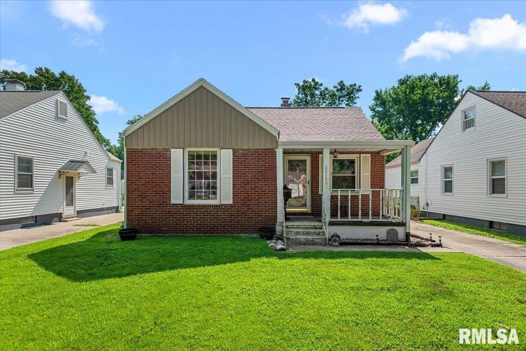 2212 S Pasfield Street, Springfield, IL 62704