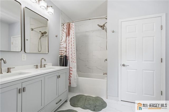 26 Forest Drive 26, Piscataway, NJ 08854