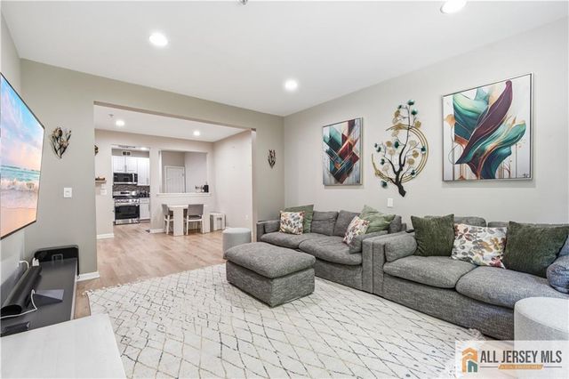 26 Forest Drive 26, Piscataway, NJ 08854