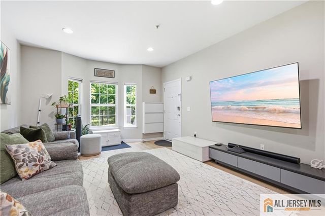 26 Forest Drive 26, Piscataway, NJ 08854