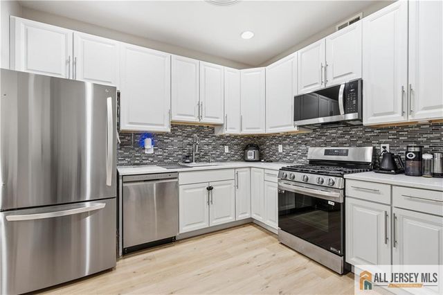 26 Forest Drive 26, Piscataway, NJ 08854