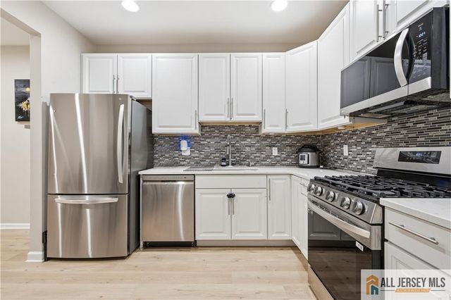 26 Forest Drive 26, Piscataway, NJ 08854