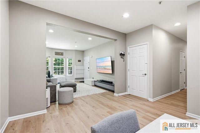 26 Forest Drive 26, Piscataway, NJ 08854