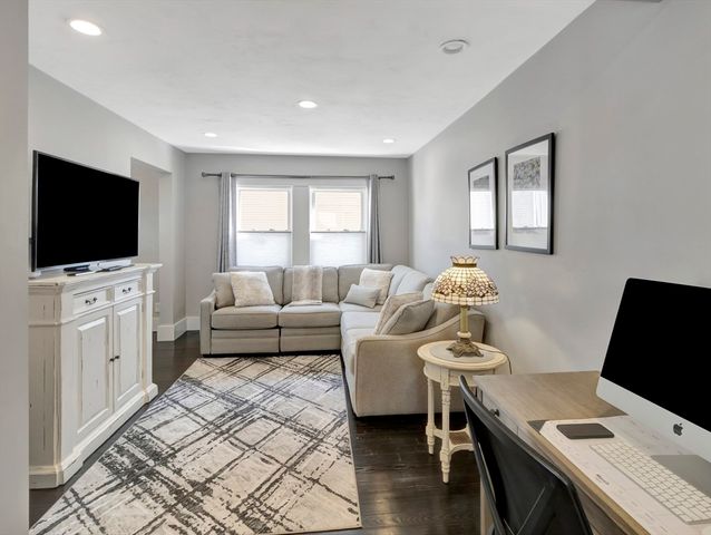 9 C St, Hull, MA 02045