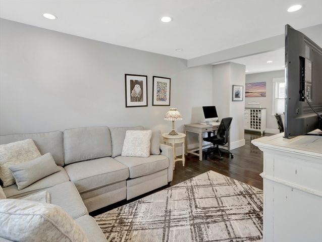 9 C St, Hull, MA 02045