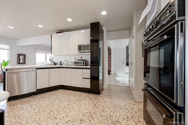 248 Harbor Lane, Massapequa Park, NY 11762