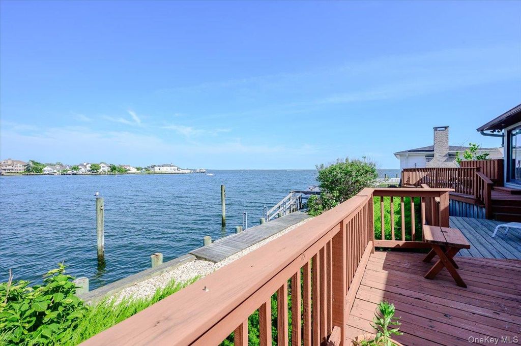 248 Harbor Lane, Massapequa Park, NY 11762