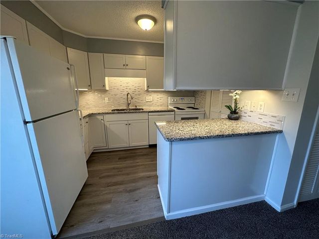 207 Northpoint Avenue H, High Point, NC 27262