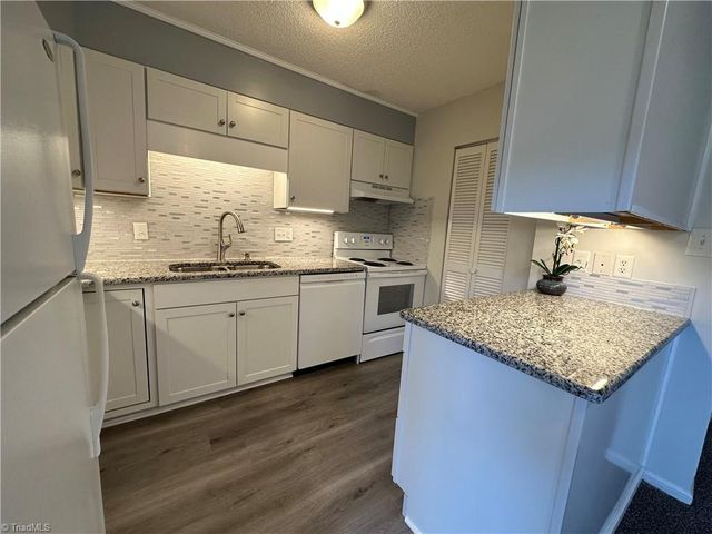 207 Northpoint Avenue H, High Point, NC 27262