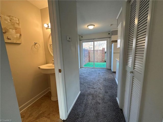 207 Northpoint Avenue H, High Point, NC 27262