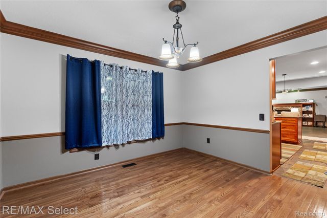 1320 Kings Carriage Road, Grand Blanc, MI 48439