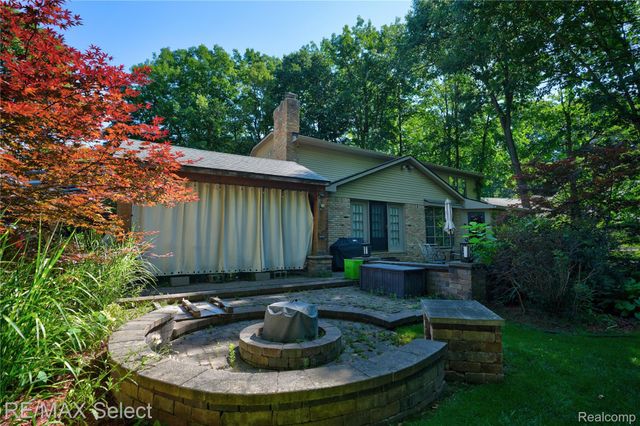 1320 Kings Carriage Road, Grand Blanc, MI 48439