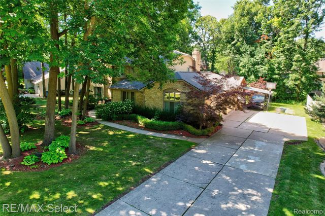 1320 Kings Carriage Road, Grand Blanc, MI 48439