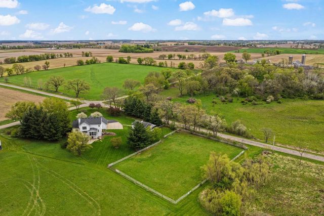 5 Shady Willow Road, Brooklyn, WI 53521