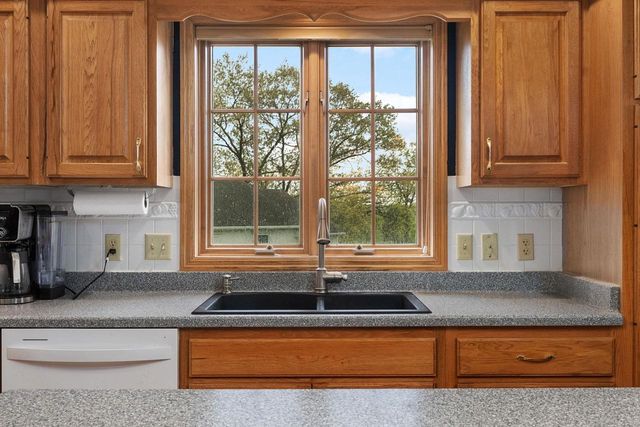 5 Shady Willow Road, Brooklyn, WI 53521