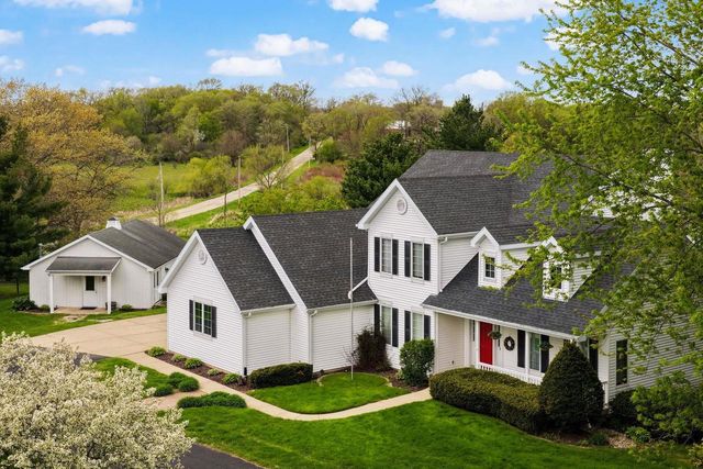 5 Shady Willow Road, Brooklyn, WI 53521
