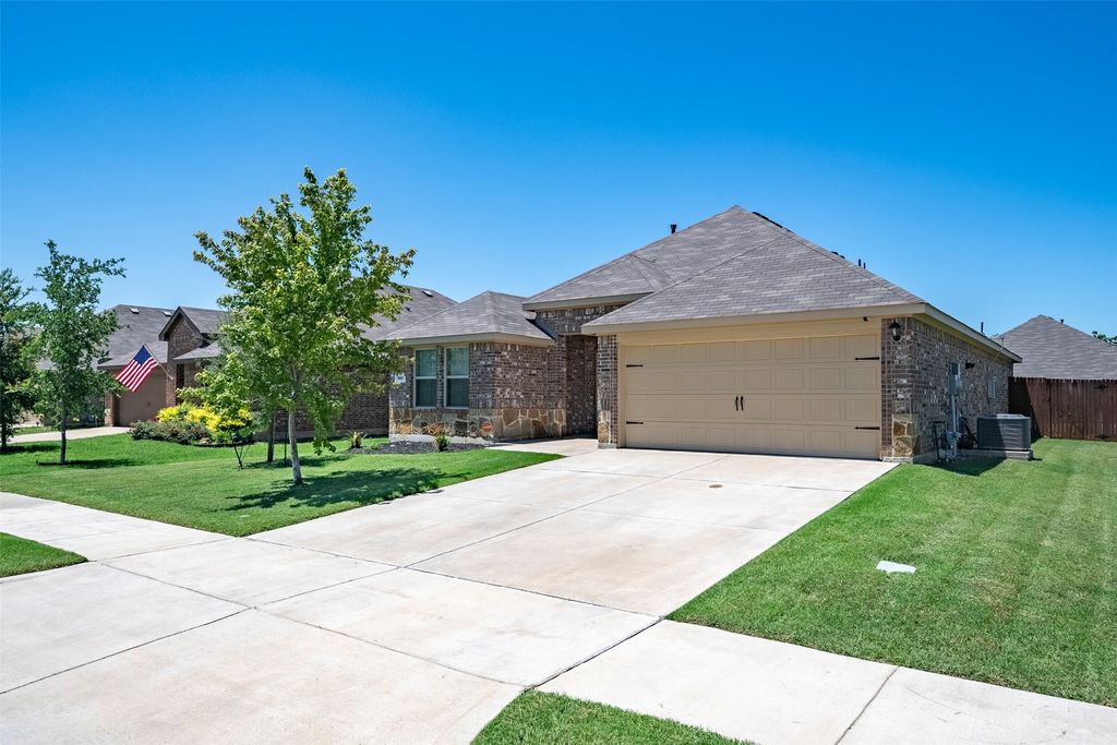 397 War Emblem Lane, Waxahachie, TX 75165