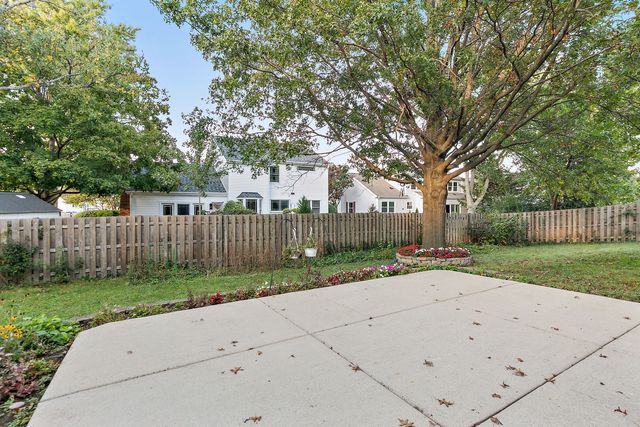 1088 Pear Tree Lane, Wheeling, IL 60090